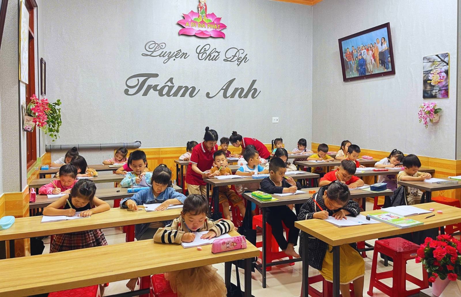 Lớp học Luyện Chữ Đẹp Trâm Anh, các bé chăm chú viết bài cùng cô giáo