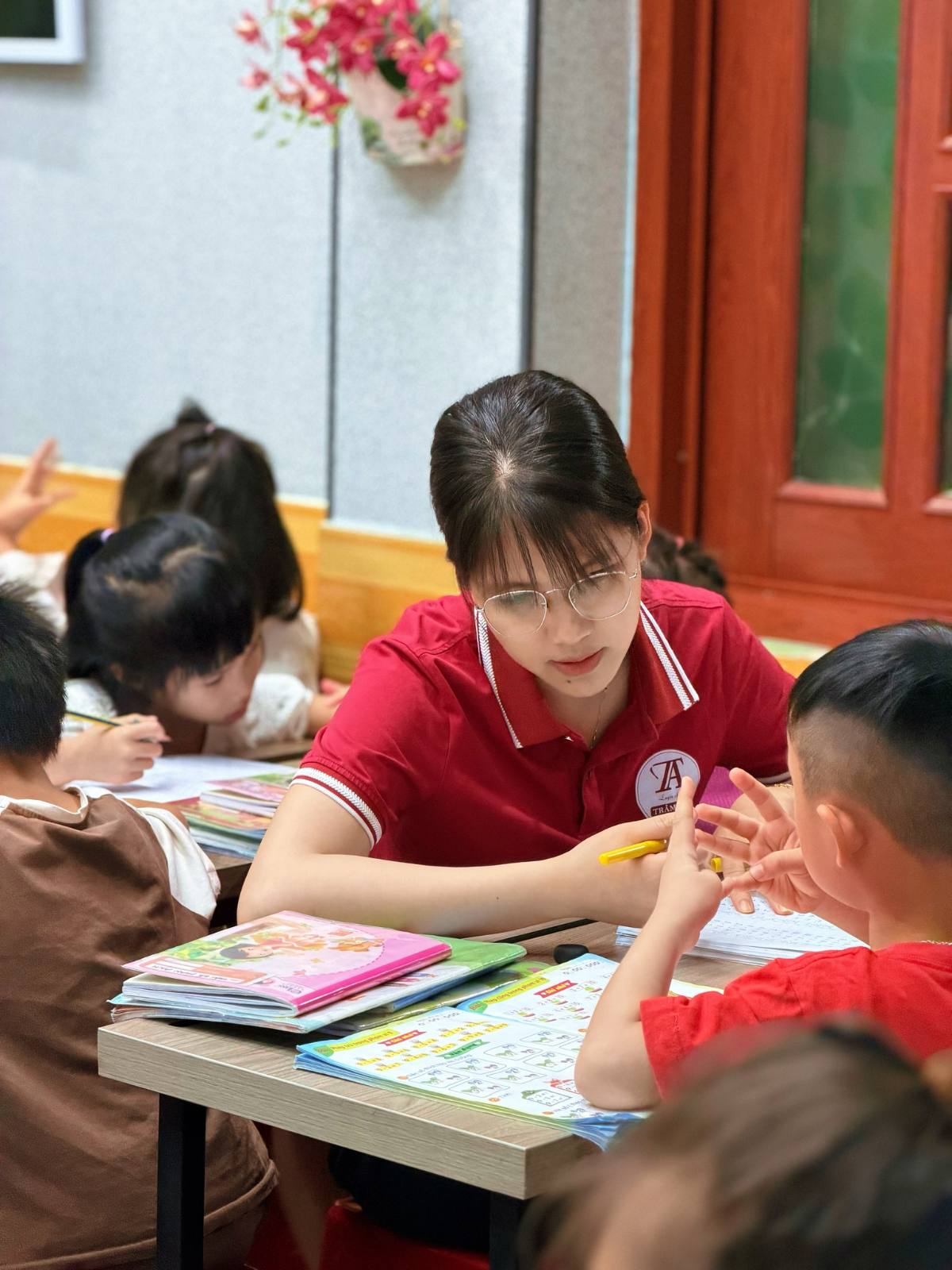 Cô giáo hướng dẫn bé đếm số bằng ngón tay